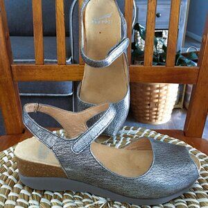 Dansko Sandals Sz 7.5 - 8 (Euro 38) Marcy Wedge sandals in metallic pewter NWOB